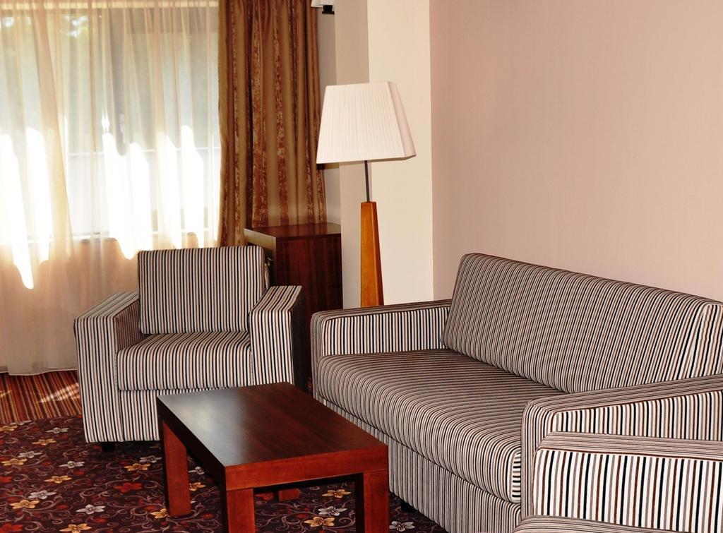 Hotel Phoenix Buziaş الغرفة الصورة