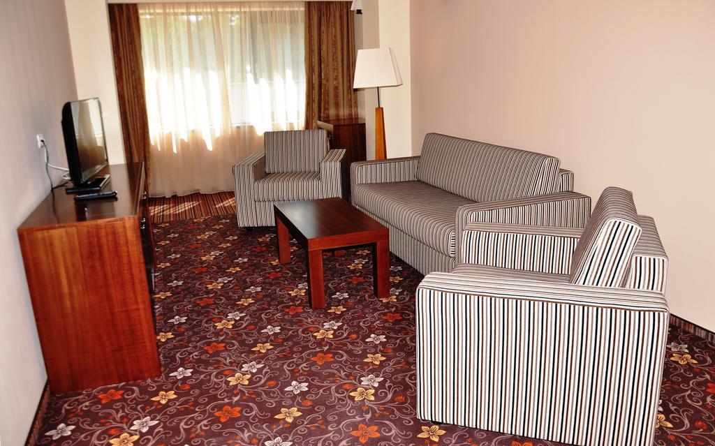 Hotel Phoenix Buziaş الغرفة الصورة